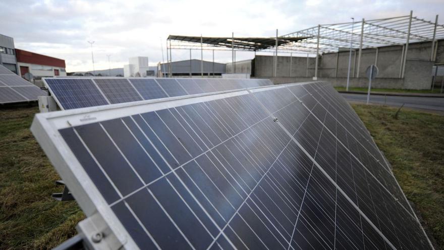 Placas solares en una parcela del polígono industrial Área 33.   | // BERNABÉ/JAVIER LALÍN