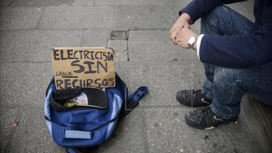 Una imagen de archivo de un joven que pide dinero en la calle.