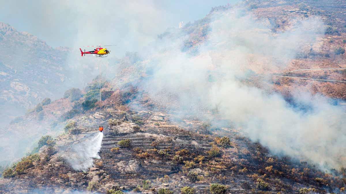 Un helicóptero trabaja en la extinción del incendio del Cap de Creus