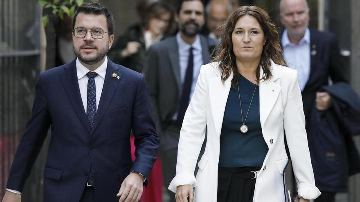El president Aragonès y la consellera Vilagrá dirigiéndose a la reunión del Govern.