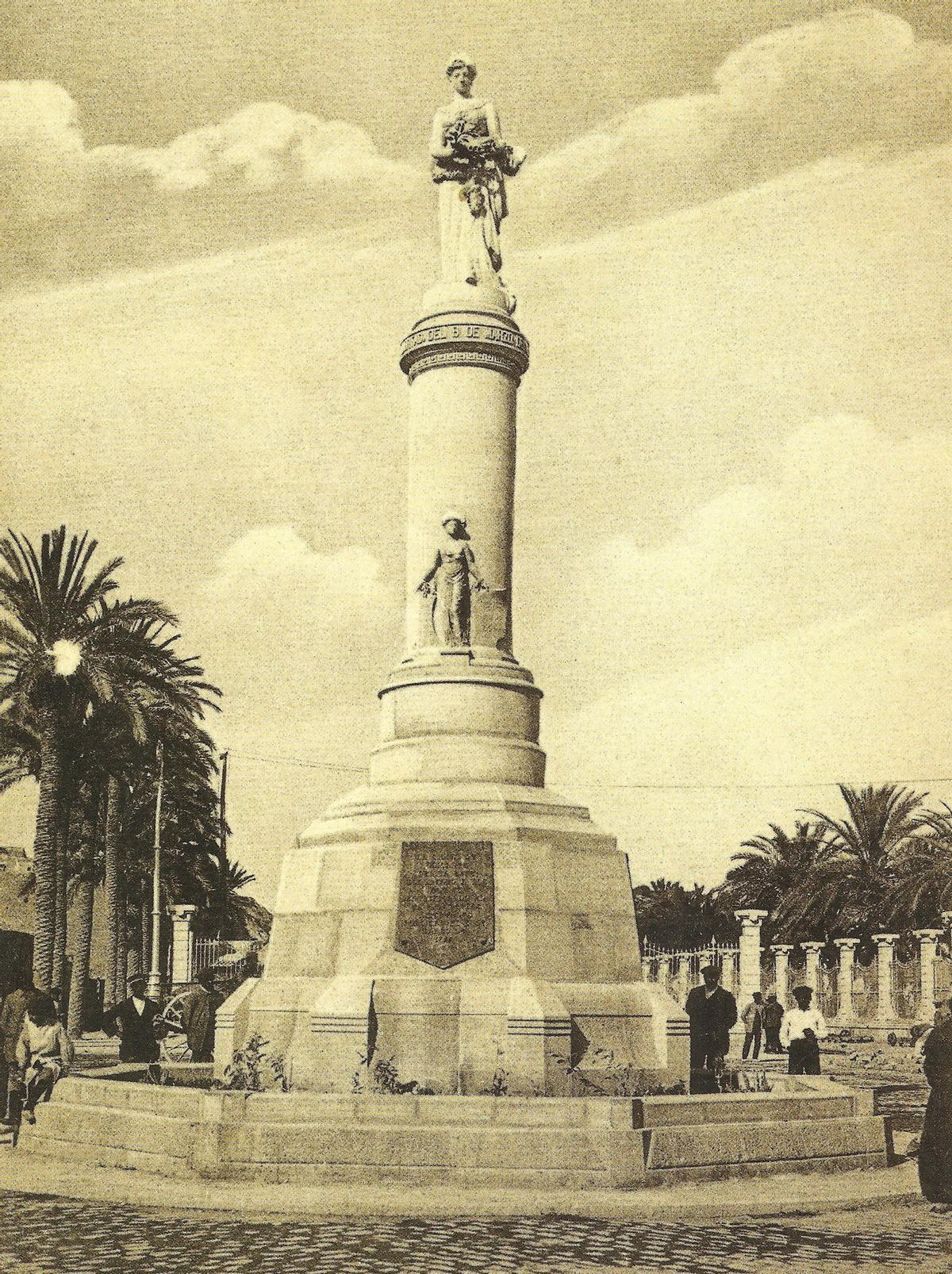 Antiguo monumento dedicado a los Mártires de la Libertad, en la Puerta del Mar de Alicante.