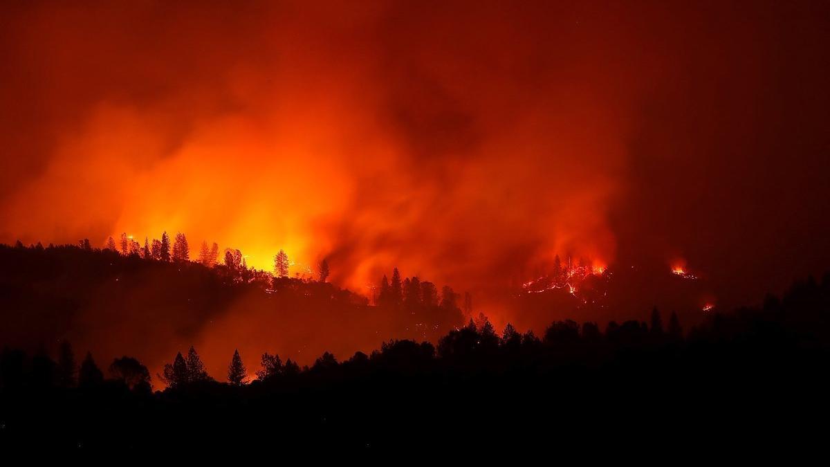 El incendio quema las montañas cerca de Oroville, California.