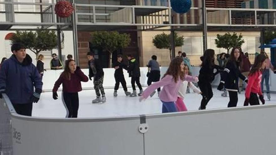 Alumnos del IES Camp, patinando.