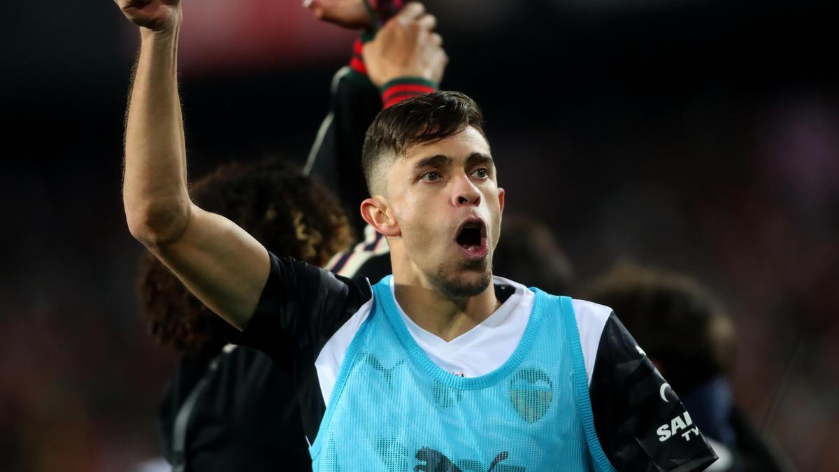 Paulista celebra con la afición el pase a la final.