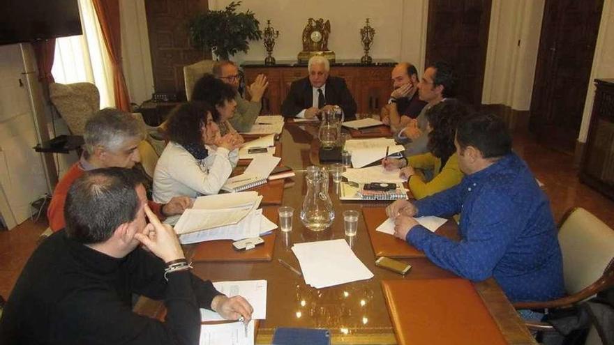 El concejal José Carlos Calzada, al fondo, preside la comisión de Trabajo.