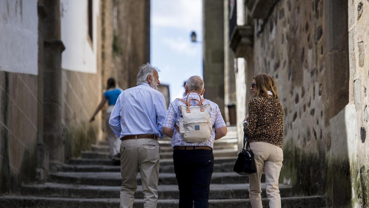 Turistas en el casco antiguo de Cáceres.