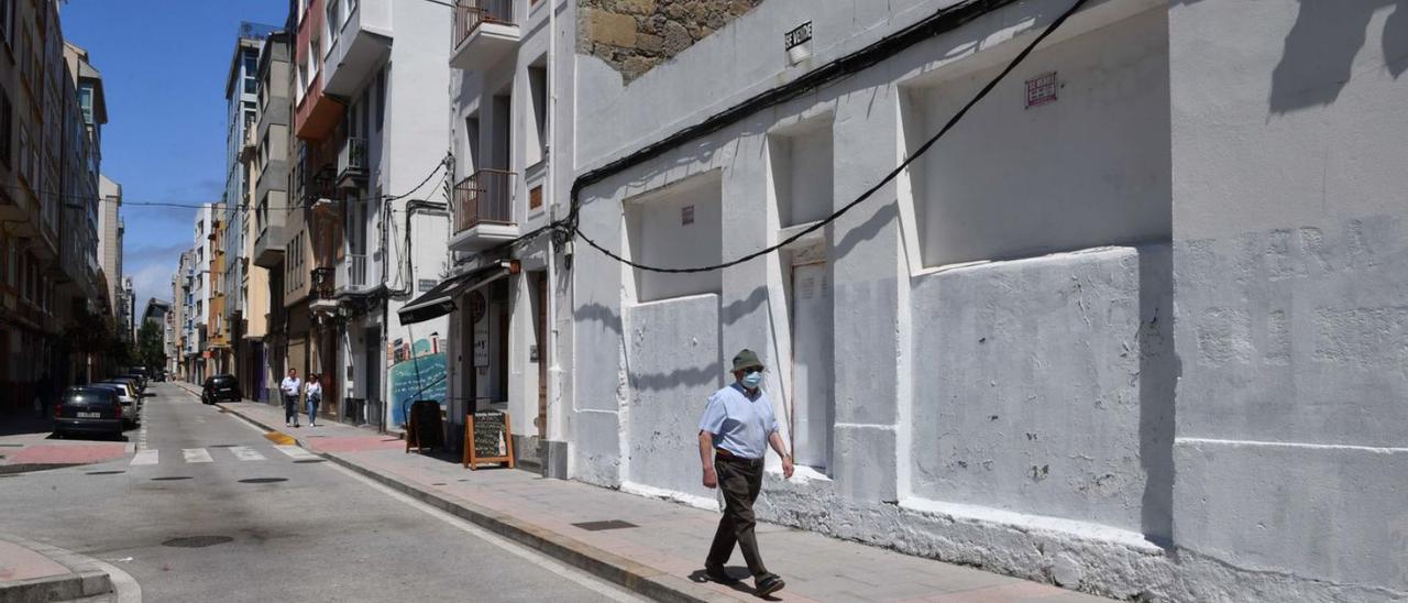 Fachada blanca que cubre el solar de Defensa en la calle Adelaida Muro.   | // VÍCTOR ECHAVE