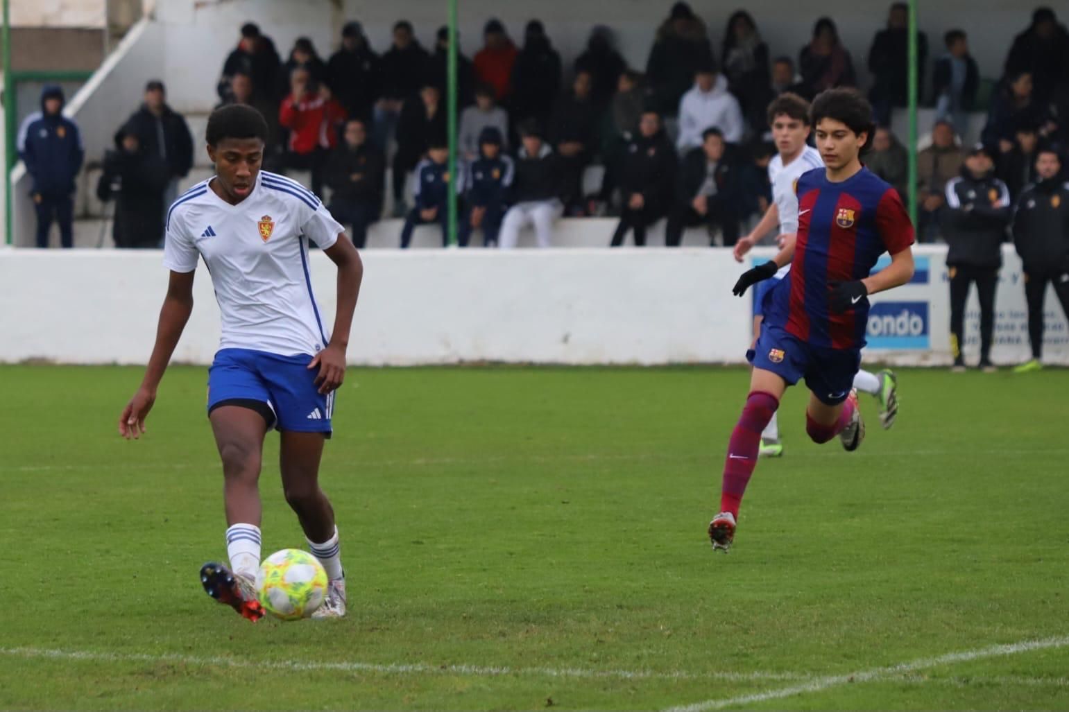 En imágenes | Ale Gomes protagoniza su propio reportaje: "Se lo ha currado mucho, es un loco del fútbol"