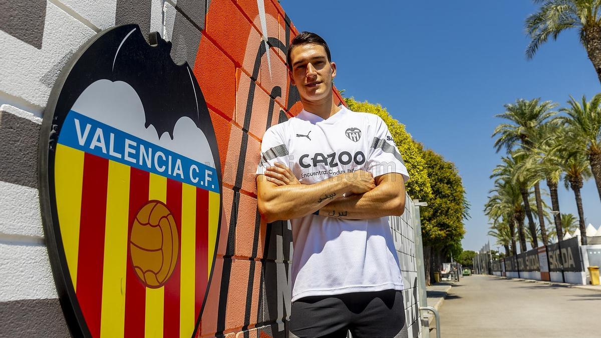 Adri Gómez renueva con el Valencia Mestalla