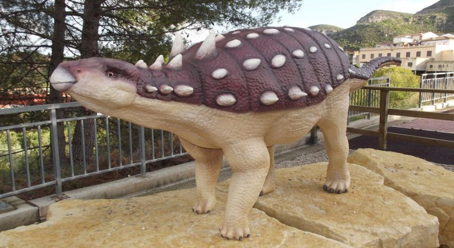 Réplica del struthiosaurus en millares