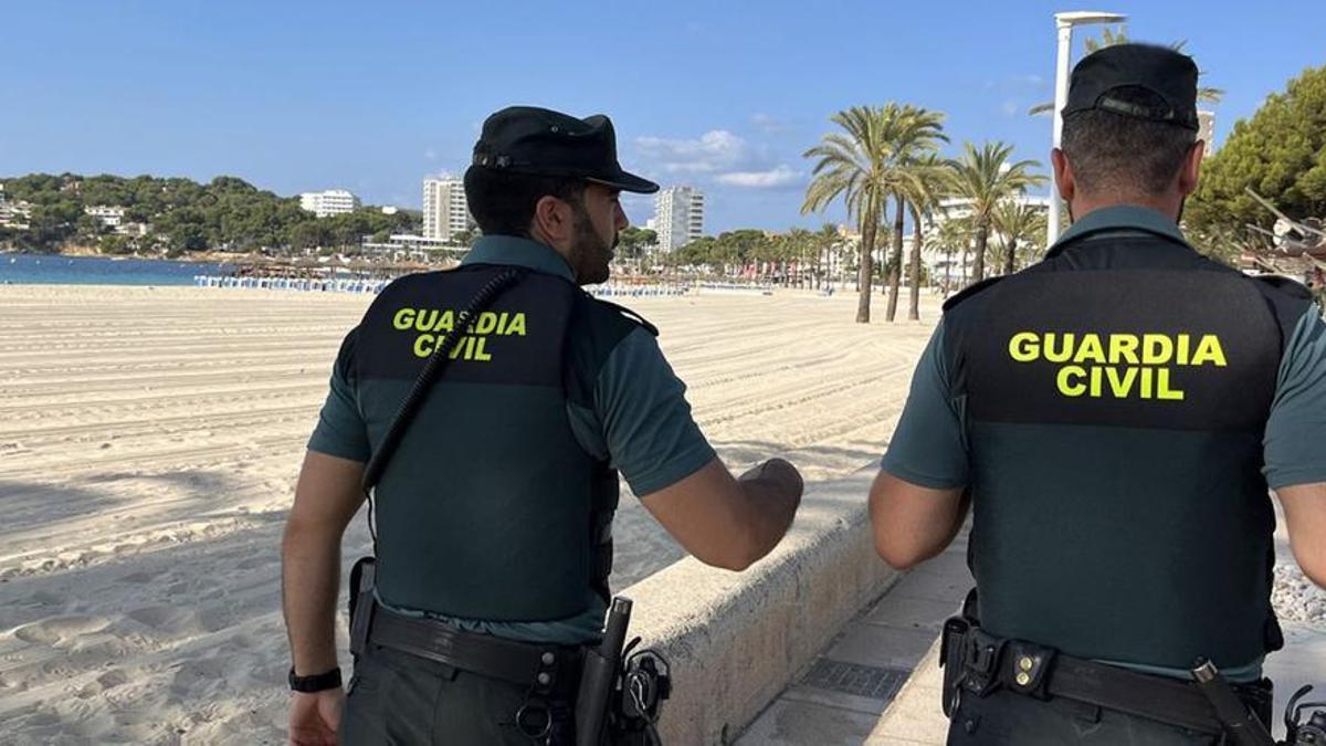 Una pareja de Guardia Civiles en una playa de Ibiza