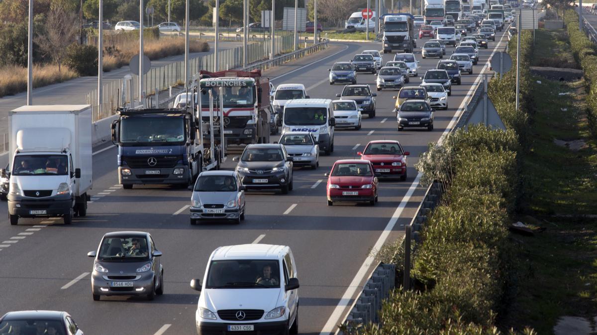 La carretera A-3 ha llegado a registrar hoy un pico de 24 kilómetros de atasco en la Operación Salida de Semana Santa. En la imagen, foto de archivo de circulanción en la A-3.