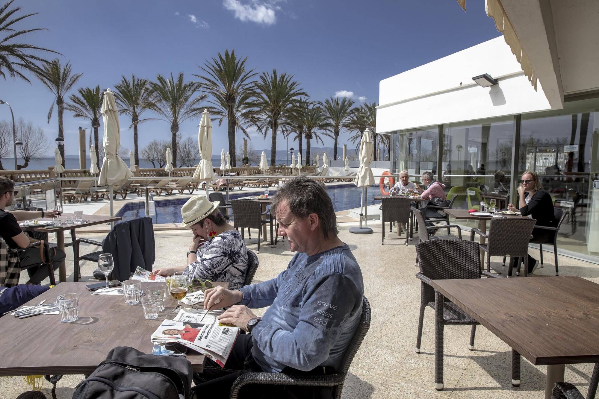 Ajenos a la controversia, los turistas alemanes se refugian en Platja de Palma