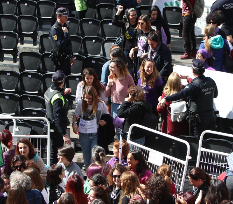 8-M en Málaga | La Policía Local desaloja la tribuna de Semana Santa durante