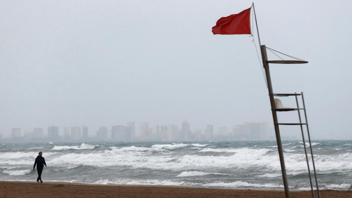 Una bandera roja ondea en una playa española.