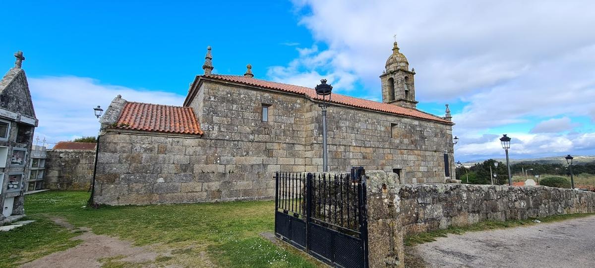 La iglesia parroquial, orientada hacia el sol naciente.
