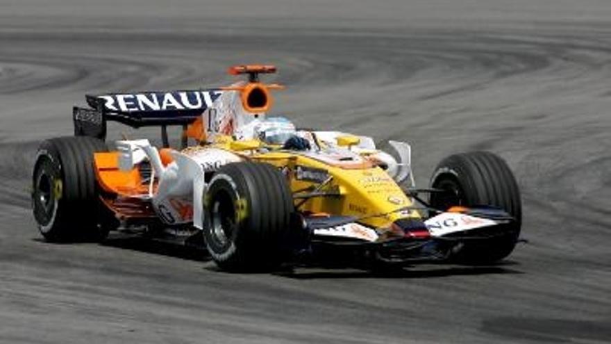 El piloto español Fernando Alonso del equipo Renault, en acción, durante la sesión de clasificación. Alonso ha conseguido su objetivo de estar entre los diez primeros, partirá desde el noveno puesto. El Gran Premio de Malasia se disputará el domingo 23 de marzo.