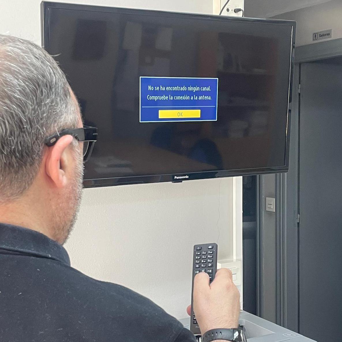 Televisor sin señal en una oficina del centro de Lalín