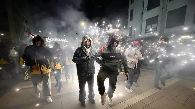 Vídeo: Dimonis de la Plana desata un multitudinario correfocs en Castelló