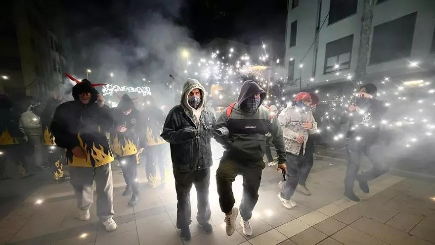 Vídeo: Dimonis de la Plana desata un multitudinario correfocs en Castelló