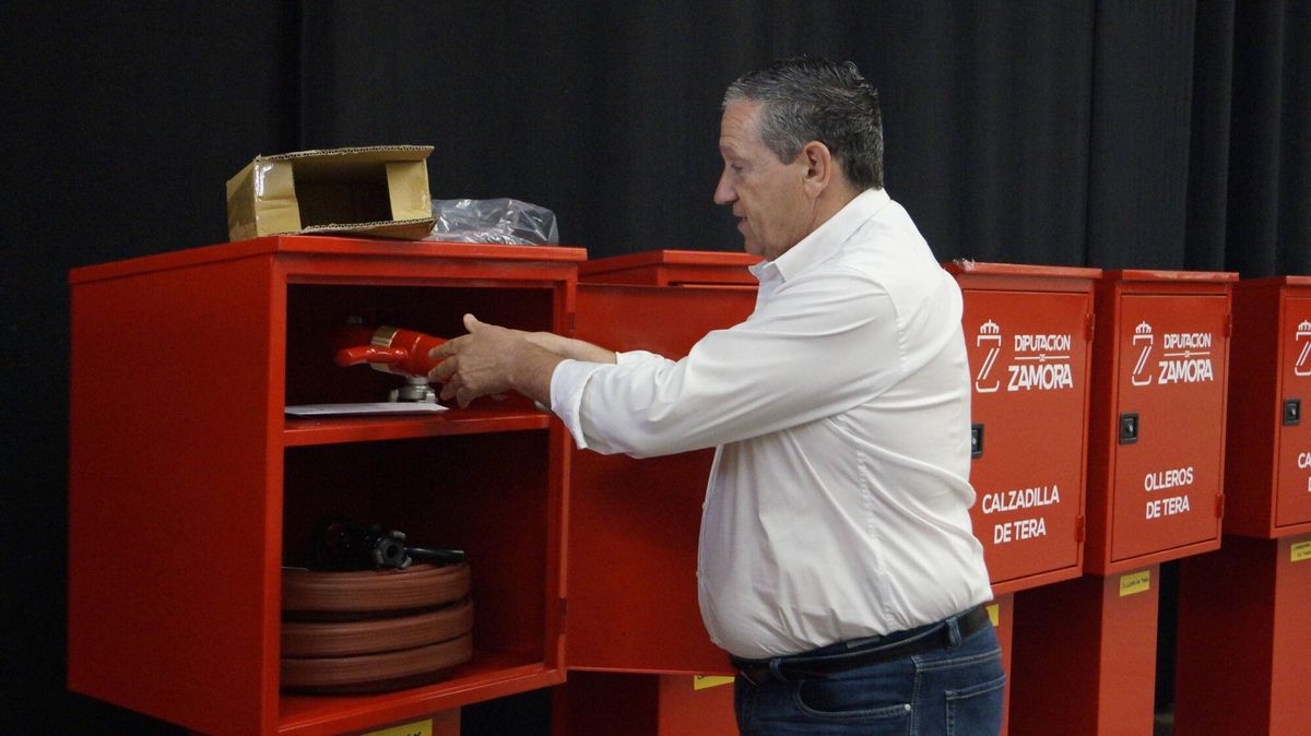 Entrega del segundo lote de armarios de intervención rápida contra incendios a municipios de alto riesgos. Presidente de la Diputación de Zamora, Javier Faúndez Domínguez. Recinto ferial IFEZA. Zamora.