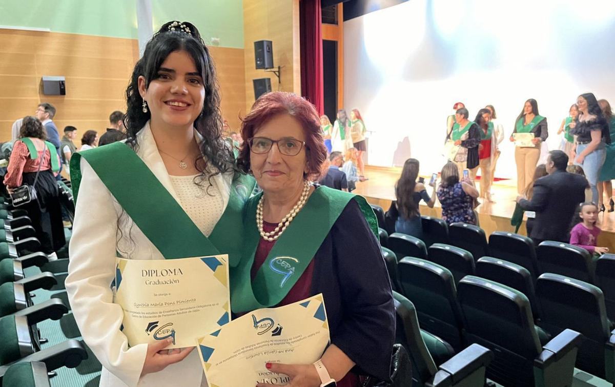 Por la izquierda, Synthia María Pons y Ana María García, al término del acto de graduación. | Nico Martínez