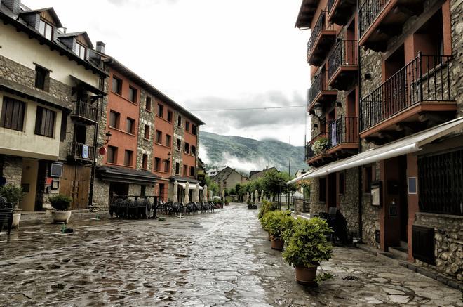 El pueblo de Benasque-Cerler en mitad del valle en Huesca