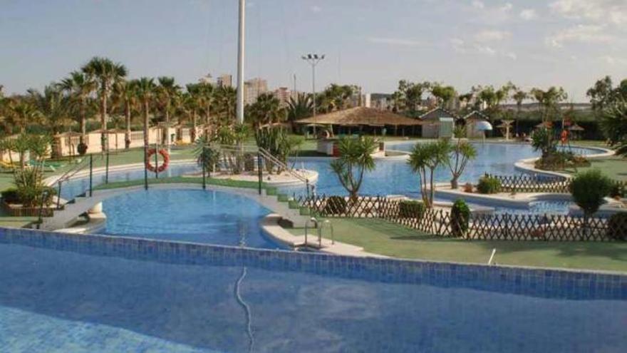 La zona de piscina que hay cerca de los bungalows.