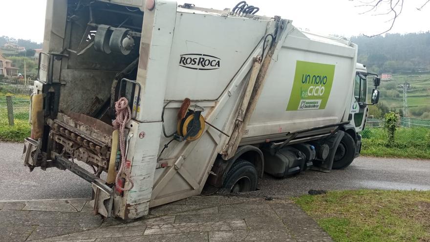 Un camión de la basura queda atrapado en Bueu tras abrirse un socavón en el asfalto por las lluvias