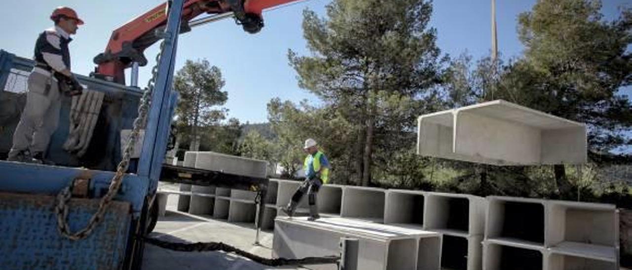 Una grúa descargando las estructuras que conforman las 80 nuevas sepulturas.