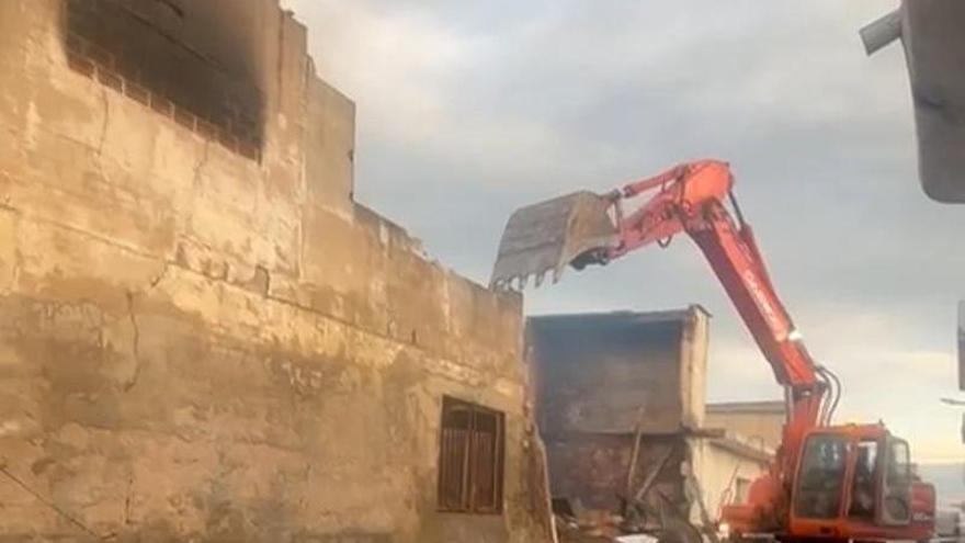 Carlet derriba la serrería afectada por el incendio para evitar nuevos desprendimientos