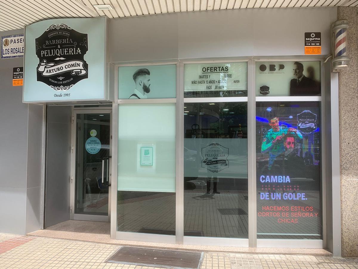 Fachada de la peluquería Arturo Comín, en el barrio de San José
