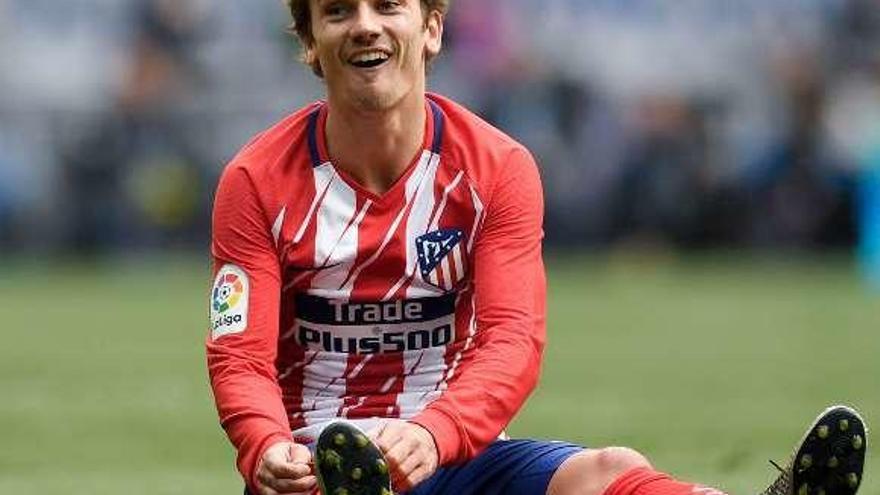 Griezmann sonríe, durante un partido con el Atlético. // Gabriel Bouys