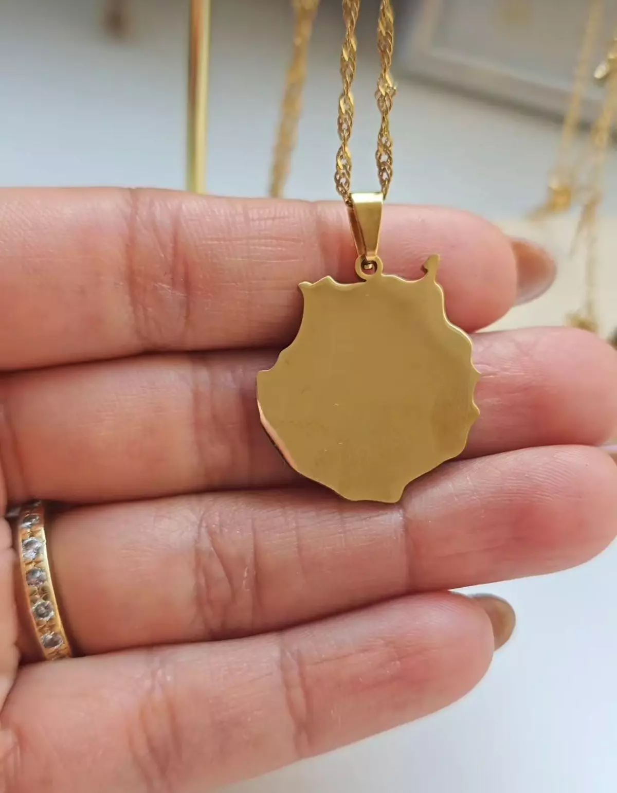 Así es la tienda que vende las joyas más canarias del momento: pendientes, collares y pulseras