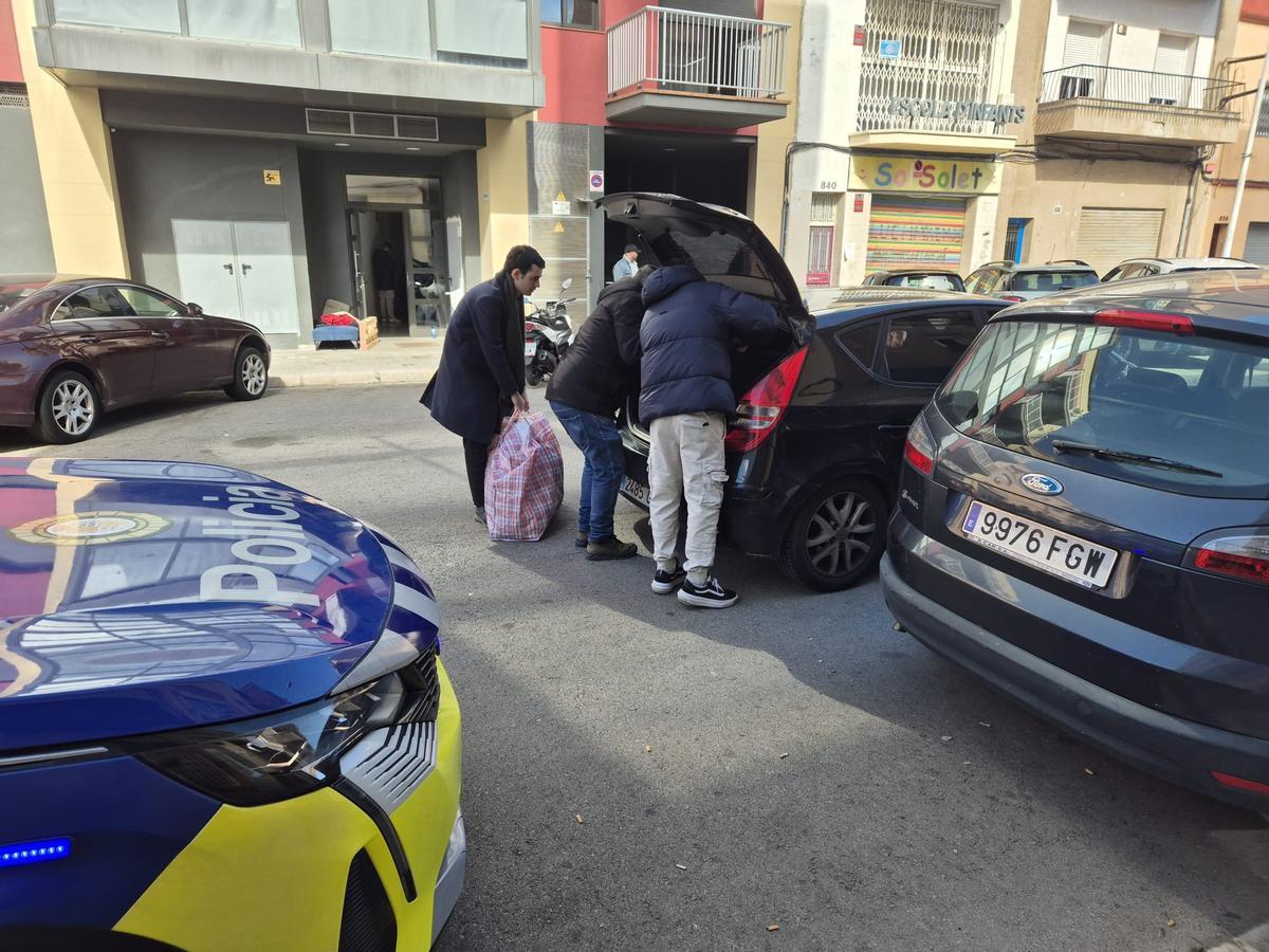 Asesores municipales cargan las pertenencias de Olga antes de dejar el piso que había ocupado en Badalona.