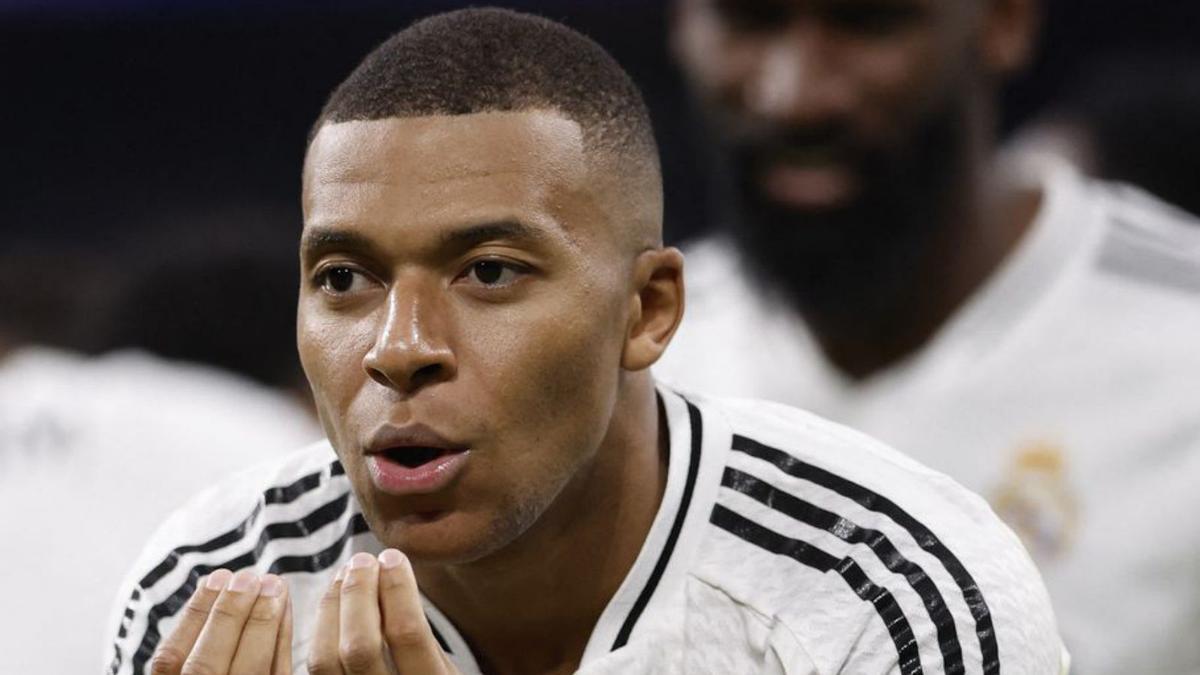 Mbappé celebra el seu gol, ahir al Bernabéu. | JUAN MEDINA / REUTERS