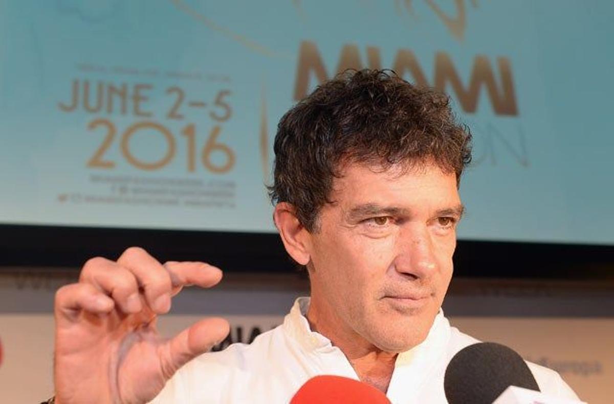 ¿De que estará hablando Antonio Banderas?