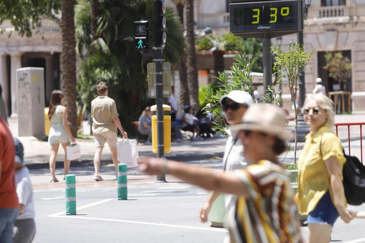 Turistas en la plaza del Ayuntamiento de València, ayer.
