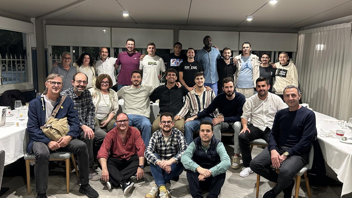 Jugadores, técnicos y directiva, en la imagen de cierre de la temporada