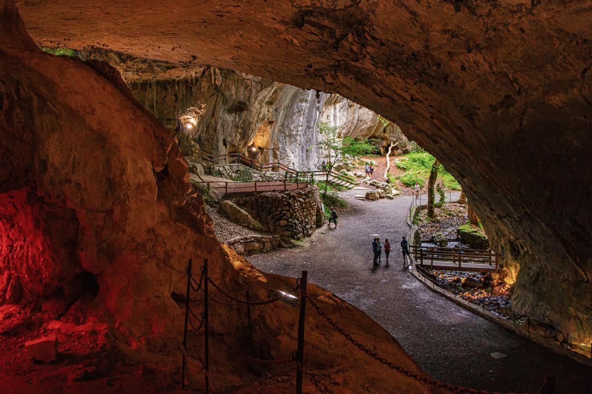 El interior de la cueva se organiza en distintos niveles