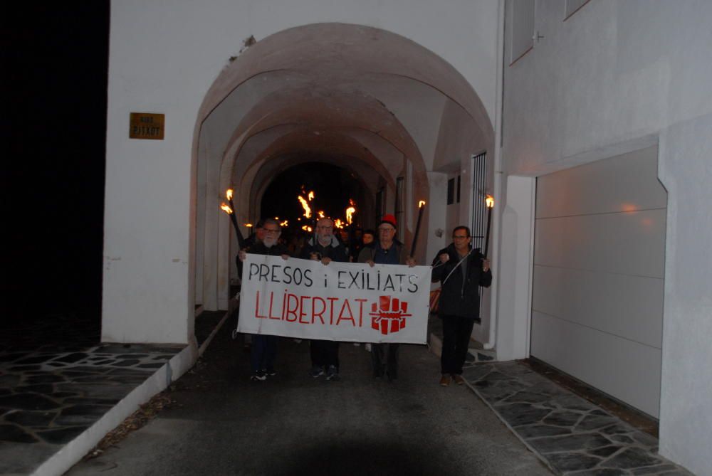 La gent de Cadaqués se suma a la marxa de torxes nadalenca.