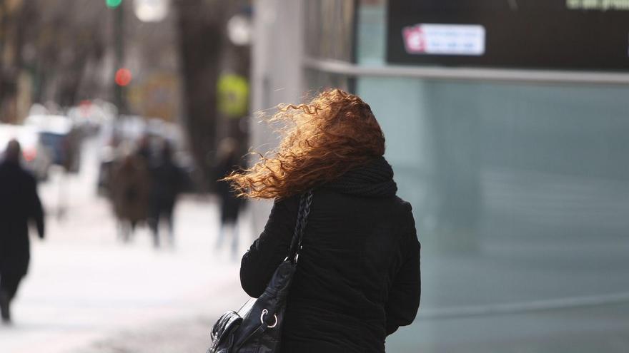 La Aemet eleva el nivel de alerta en Alicante y activa avisos naranjas por viento y mala mar: mañana llega lo peor