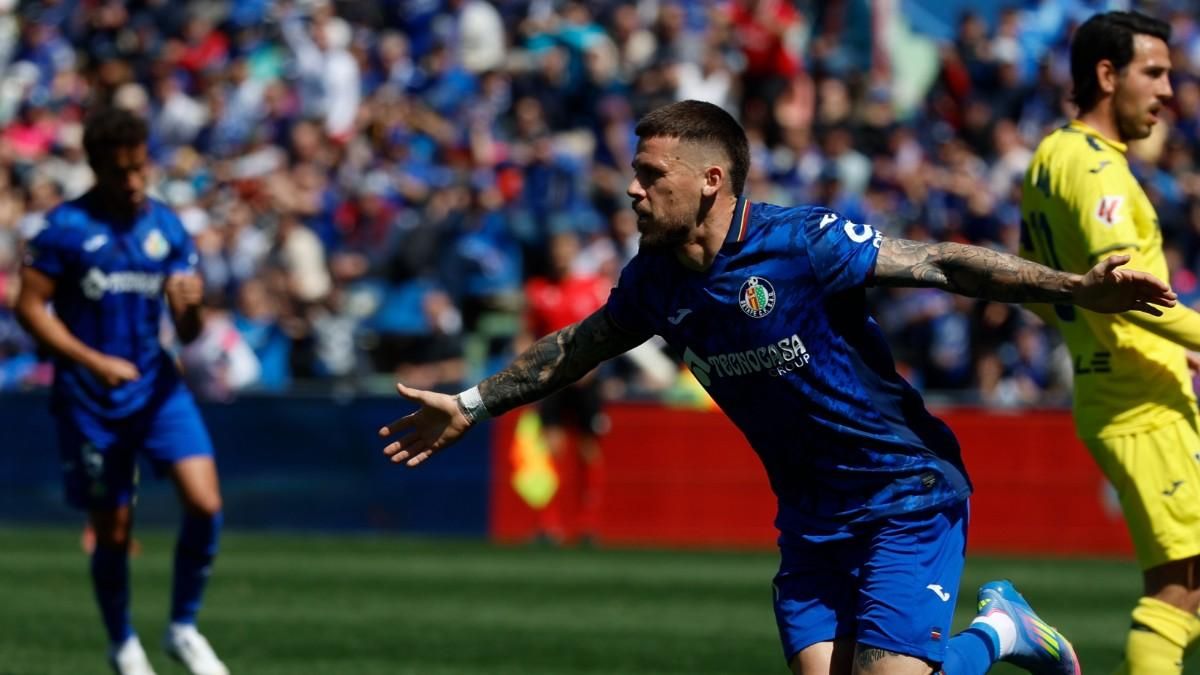 El centrocampista del Getafe Carles Pérez celebra su gol ante el Villarreal