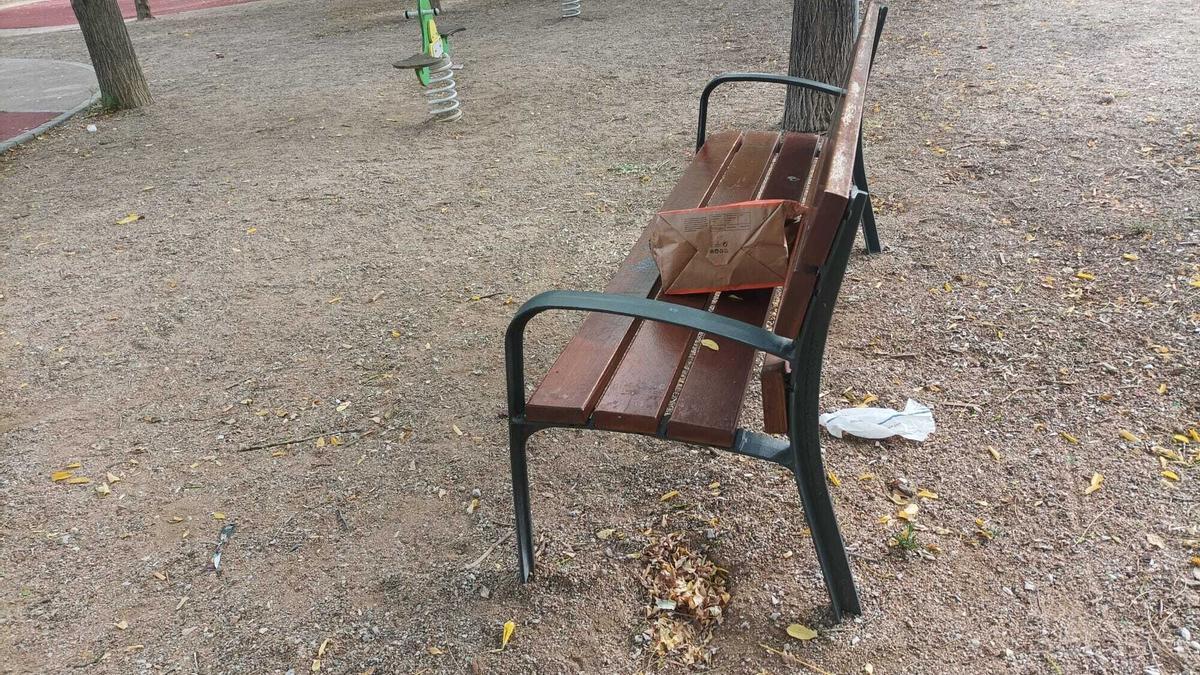 Deixalles de menjar ràpid a la plaça Jaume I de Figueres.