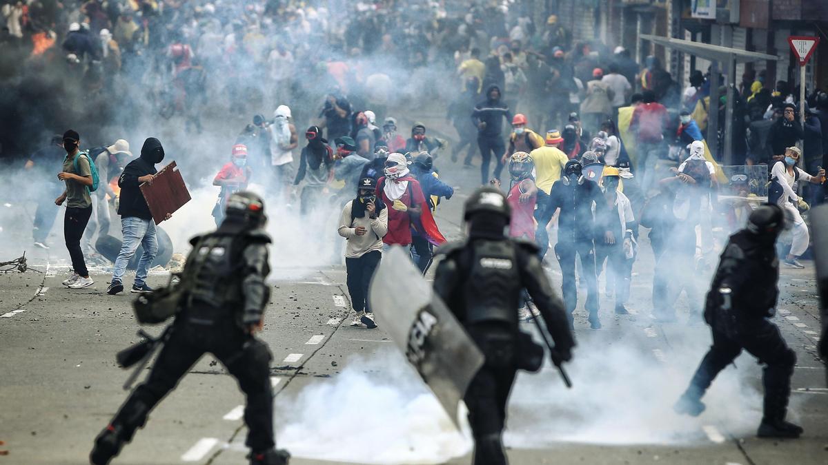 Al menos 22 detenidos y 21 policías heridos en las protestas en Colombia.