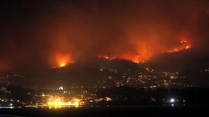 El fuego se acerca a las casas de Redondela, en el área metropolitana de Vigo (Pontevedra).