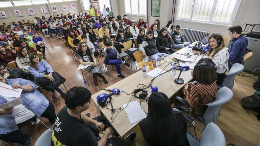 La periodista Inés Paz (segunda por la derecha), durante el programa radiofónico ante los alumnos.