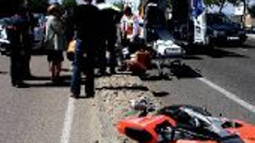 Un coche y una motocicleta chocan sin causar heridos graves en las inmediaciones de Feval