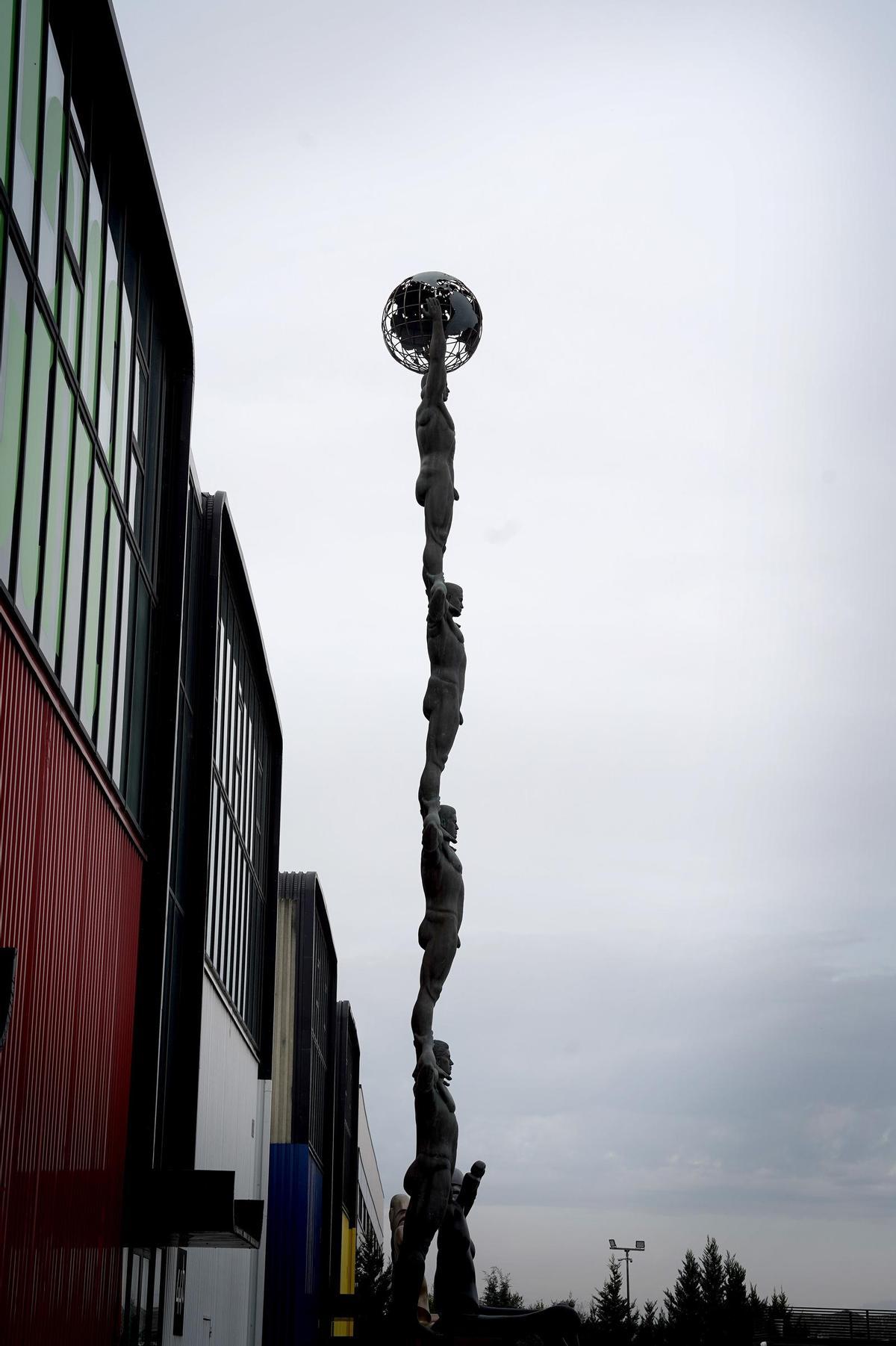 Vista vertical de la estatua