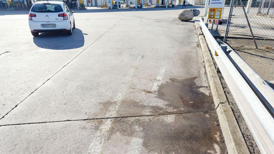 Zona donde fue abatido el policía en la gasolinera de Burgos donde ocurrió el tiroteo.